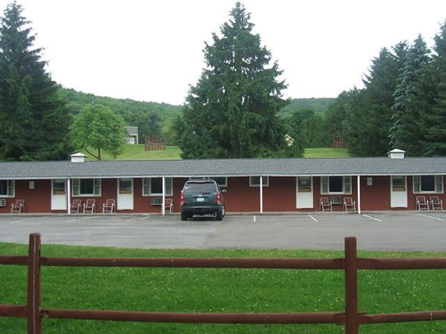 Red Carpet Inn On The Lake - Oneonta Exterior foto