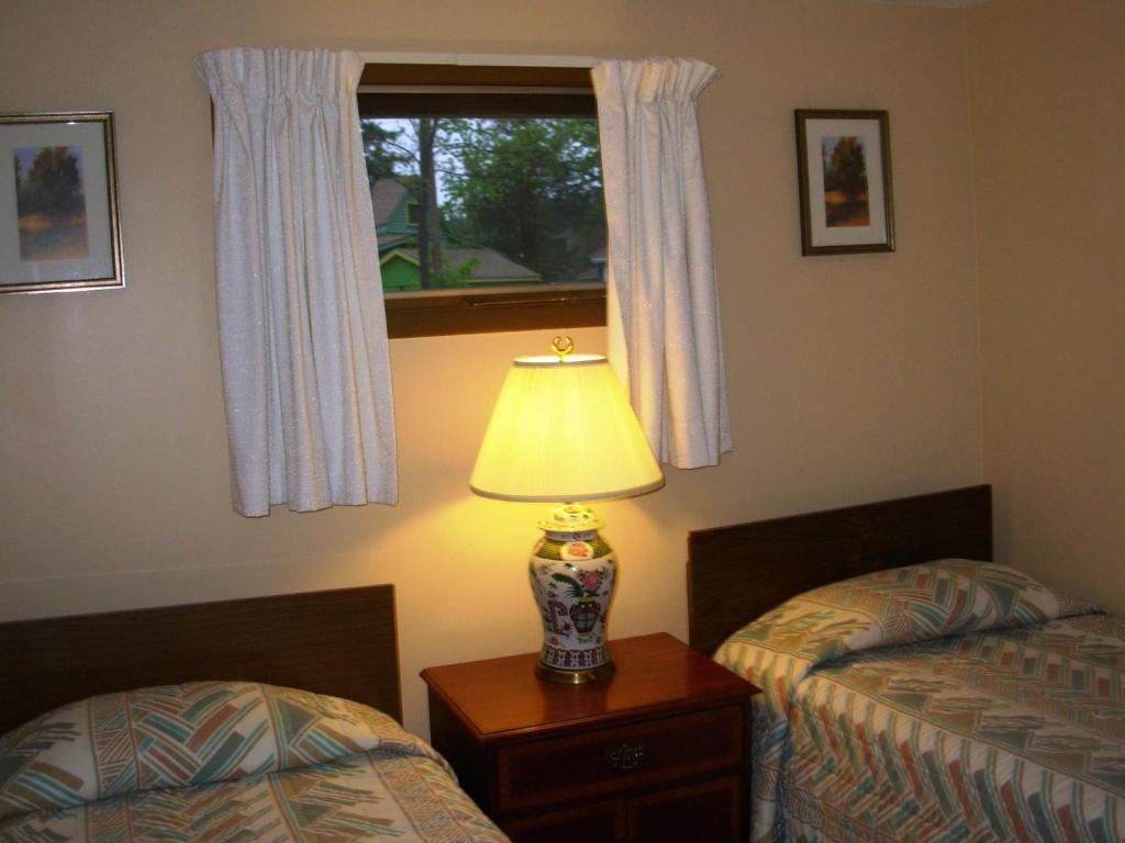Red Carpet Inn On The Lake - Oneonta Habitación foto