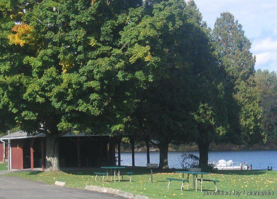Red Carpet Inn On The Lake - Oneonta Facilidades foto