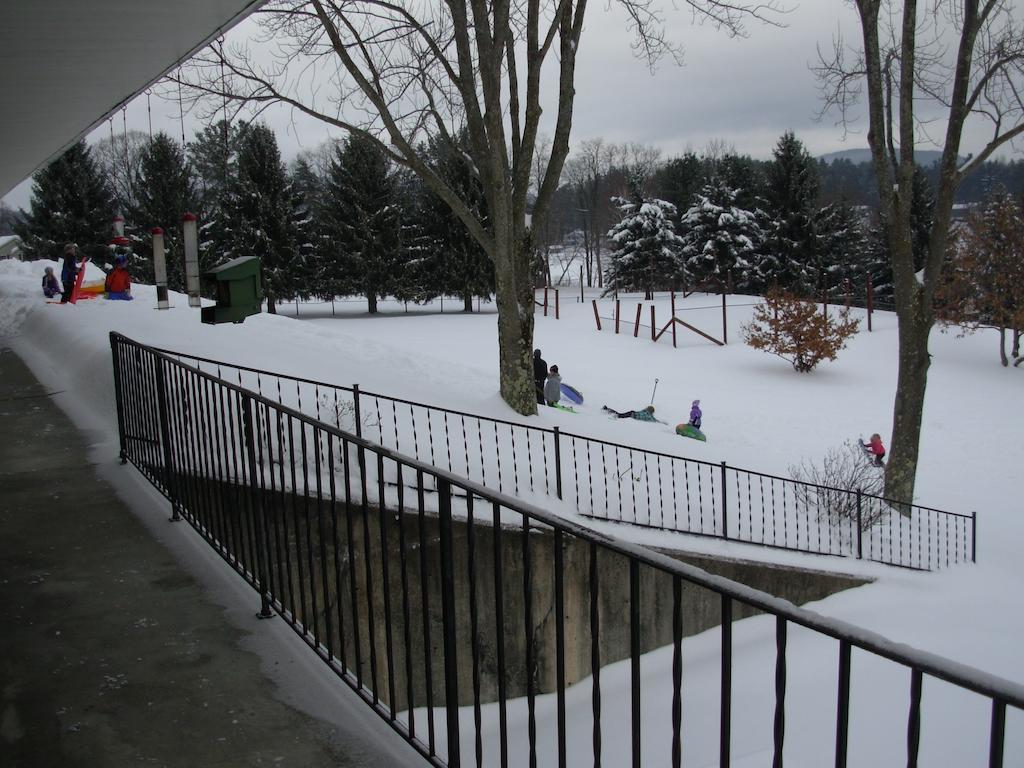 Red Carpet Inn On The Lake - Oneonta Exterior foto